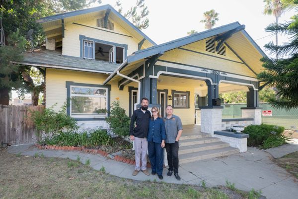 Morgan Sykes Jaybush of Omgivning (right) stands with Evan and Caitlin Chambers outside of their 1911 Craftsman-style home before its relocation from Hollywood to Altadena, California.