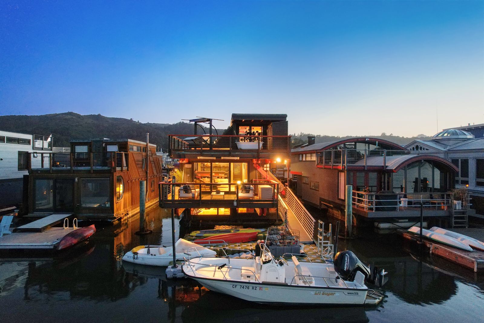 Set in Sausalito‘s famed floating community, this revamped three-story houseboat comes with a circular fireplace and a Japanese-style soaking tub.