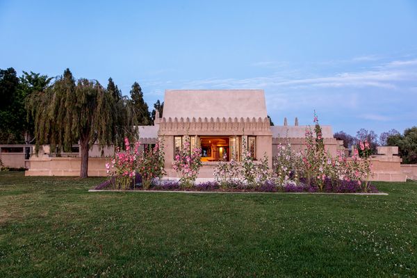 In contrast to Wright’s earlier Midwestern-inspired Prairie-style designs, the temple-like Hollyhock House exterior was influenced by pre-Columbian architecture, notably Mayan and Aztec styles, though some have also described it as Asian or Egyptian. The result was something the architect described as 