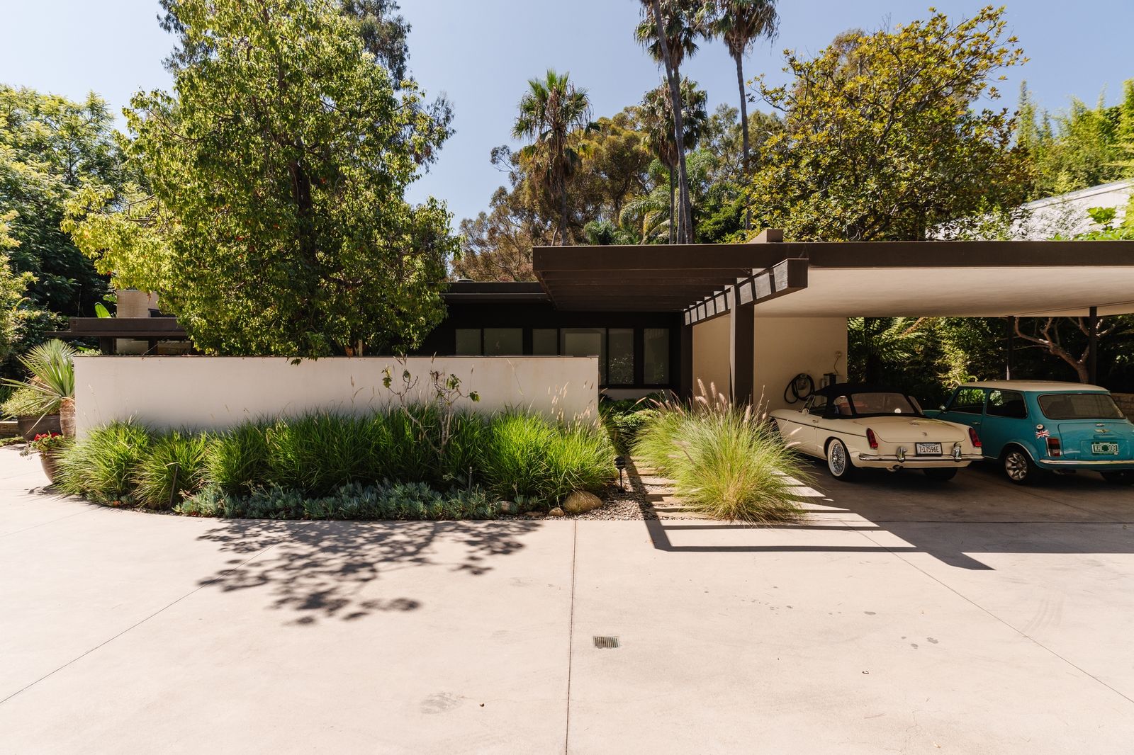 Richard Neutra expanded the 1948 Bailey House with two additions—and it was later restored by Marmol Radziner