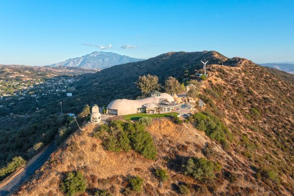 The home is composed of three domes. The center volume measures 50 feet in diameter, and each wing clocks in at 40 feet in diameter.
