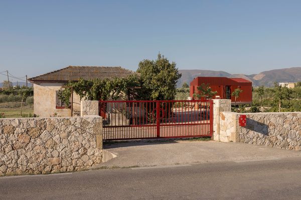 On the Greek island of Zakynthos, architects Katie Kasabalis and Darius Woo designed a custom prefab cabin and installed it on land that has been in Katie’s family for generations. Set behind a stone house that belonged to her grandmother, the rust-red structure provides cozy accommodations for the couple and their two daughters when they visit the island from their home in London.