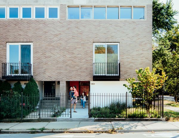 Tech entrepreneurs Sue Khim and Silas Hundt and their young children are among the many families living today in town houses designed by architects I. M. Pei and Harry Weese in the late 1950s as part of an urban renewal plan on the South Side of Chicago. The couple worked with Alex Krikhaar of Vinci Hamp Architects on a preservation-minded renovation.