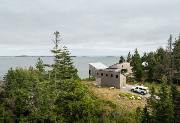 Edwin and Cynthia, a couple from Virginia, built a cabin on Isle au Haut in Maine comprising a series of small shed-roofed cabins connected by decking.