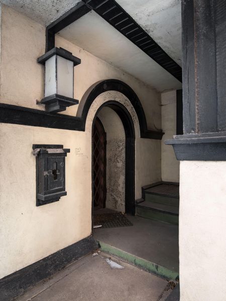 The deteriorating entryway. Photo by Serhii Chrucky/Alamy