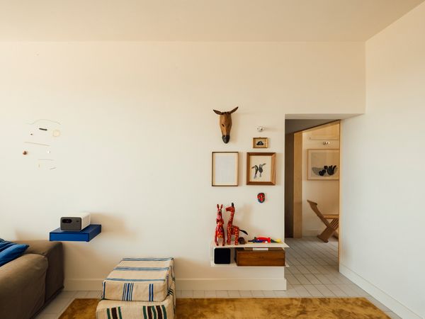 The minimalistic decoration stems from the original blank-canvas idea, but it also allows flexibility in each room. Movie nights with a projector and playdates for the kids can happen almost anywhere. Still, there’s always a central place for special objects like the family’s artisanal animal ceramics and the twins’ drawings and watercolors.
