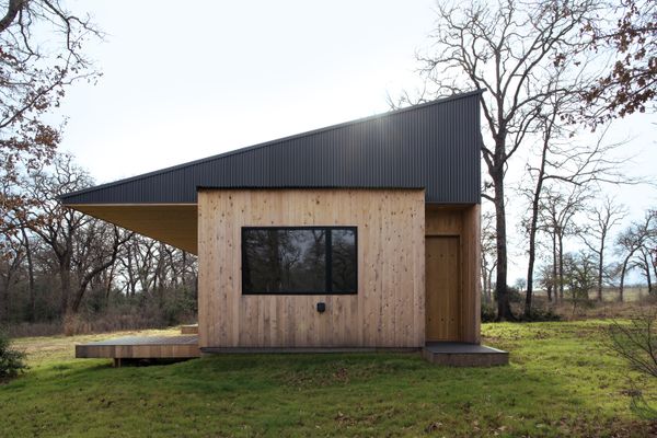 In summer, when the sun is high, the cantilevered overhang blocks all direct sunlight from entering the home. In winter, the low sun permeates the interior through the abundant windows to warm the space.