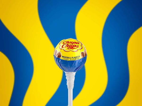 What started as an April Fools’ prank is now real: IKEA and Chupa Chups release a limited-edition lollipop inspired by Swedish meatballs and lingonberry spread.