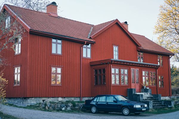 When designer Friso Wiersma took a job at Ikea, he and his partner, artist Mare Hilstra, bought an 1830s home near the retailer’s headquarters in Älmhult and spent the next several years renovating.