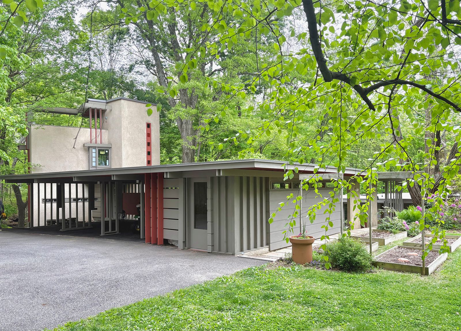 Tony Smith, Ted van Fossen, and Laurence Cuneo met in 1937 at the New Bauhaus in Chicago, then headed by László Moholy-Nagy. After the school closed, Smith and Cuneo joined Frank Lloyd Wright’s Taliesin fellowship; in 1939, van Fossen received a commission to design and build a house for Rob and Mary Gunning, a young Bohemian couple with a wooded lot on the edge of a ravine. The designers applied Wright’s principles of organic design to the Gunning House, which they named Glenbrow.