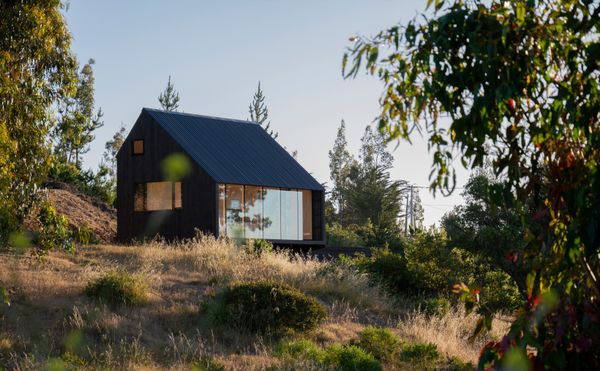 The homeowner, Raúl Castellazzi, is a young tech professional who wanted a simple place to crash during his frequent trips from Santiago to the sea.
