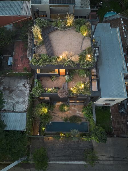 Built on a compact lot near the Río de la Plata, Ángel Jorge’s 1,992-square-foot, three-story house maximizes outdoor space through a series of planted terraces and patios distributed across three different levels. Native grasses, trees and shrubs attract local birds and insects.