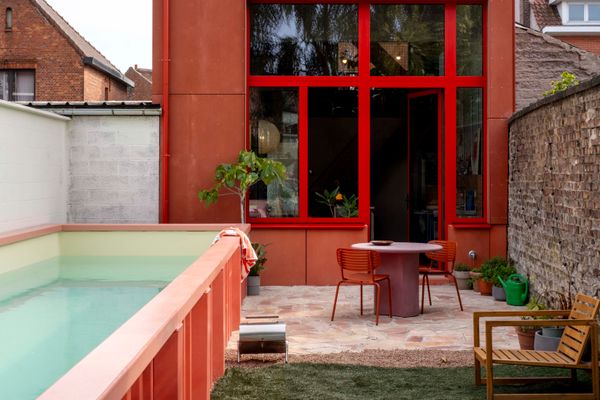 Karina used the RAL and NCS standardized color swatch systems to specify the home’s custom paints. For the shipping-container-turned-pool, which she painted herself, she chose RAL 030 40 40 for the exterior and NCS S 1030-Y80R for the trim. Paved with pink flagstones, the patio holds a lavender table designed by Studio Woot Woot and Mom chairs from EMU that match the red siding.