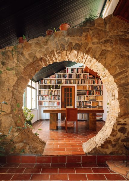 A preexisting house on the property, designed in the early 1990s by Portuguese architect Victor Palla, features a stone porthole wall leading to a library. Guest rooms are available in this structure as well as in the octopus building.