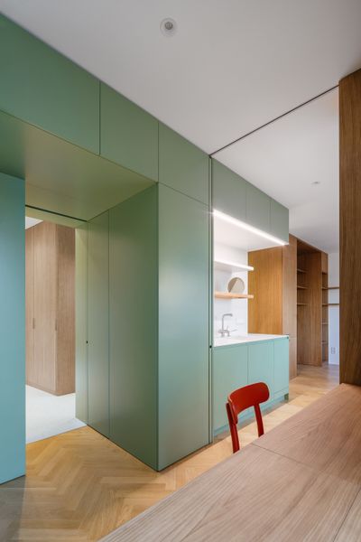 A continuous path circles the core, keeping the flat open and bright.