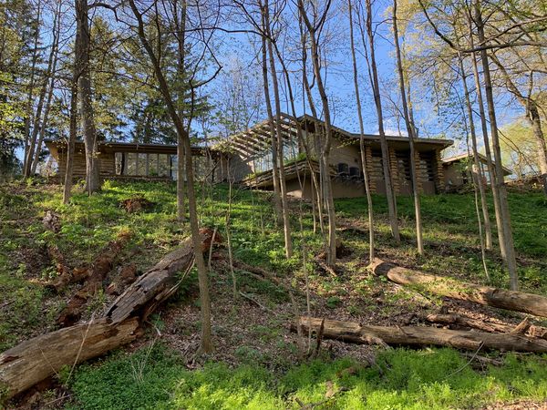 Tony Smith, Ted van Fossen, and Laurence Cuneo met in 1937 at the New Bauhaus in Chicago, then headed by László Moholy-Nagy. After the school closed, Smith and Cuneo joined Frank Lloyd Wright’s Taliesin Fellowship; in 1939, van Fossen received a commission to design and build a house for Rob and Mary Gunning, a young couple with a wooded lot on the edge of a ravine. The trio applied Wright’s principles of organic design to the residence, which they named Glenbrow.