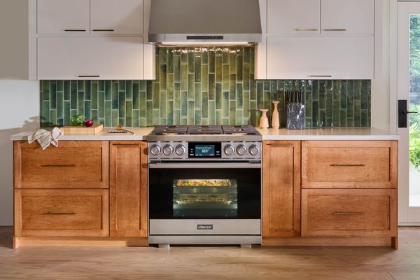 Glass and steel create the bold and distinctive appearance of Dacor’s 36-Inch Dual-Fuel Steam Range. 