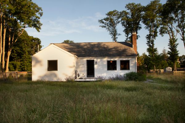 In Bellport, New York, Space4Architecture transformed a three-bedroom 1950s house into a retreat for Lisa Sardinas, a writer and filmmaker based in Brooklyn.