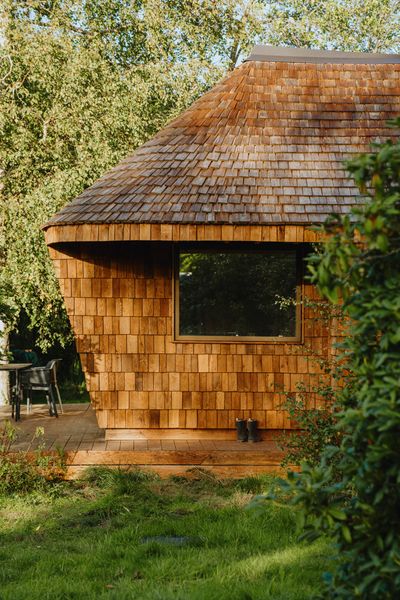 Marius Bendsen built a prefabricated summer house for his family in the Danish countryside. It emphasizes compact living and a small carbon footprint.