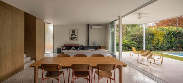 A spacious covered veranda overlooks the pool, the only existing structure that wasn’t demolished (it did undergo minor cosmetic repairs). The garden faces north, the direction that receives the most direct sunlight in the southern hemisphere.