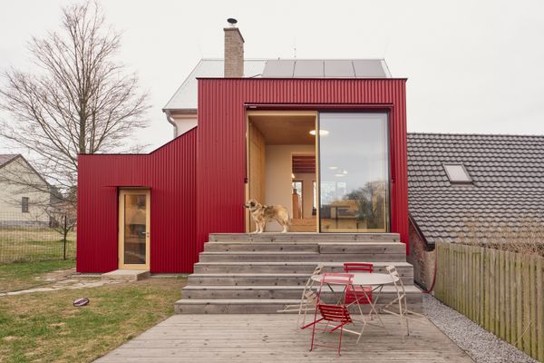 <span style="font-family: Theinhardt, -apple-system, BlinkMacSystemFont, "Segoe UI", Roboto, Oxygen-Sans, Ubuntu, Cantarell, "Helvetica Neue", sans-serif;">Clad in corrugated metal, it expands the home by more than 200 square feet with a new entrance, living space, and storage.</span>