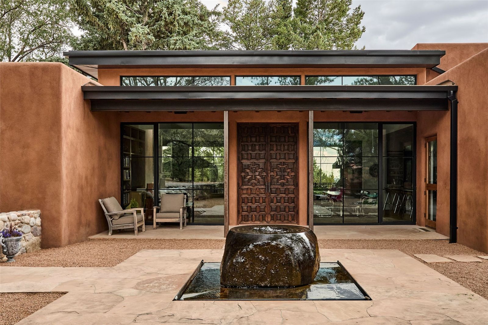 With room for horses and a serious car collection, Los Piñones once belonged to Georgia O’Keeffe’s neighbor and confidant, Juan Hamilton.