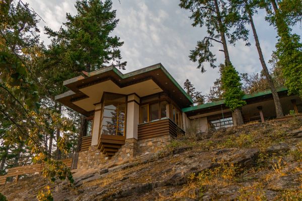 The home was conceived as an homage to Frank Lloyd Wright, drawing on ideas including an open plan, natural materials, strong horizontal forms, and a close relationship between the architecture and its site.
