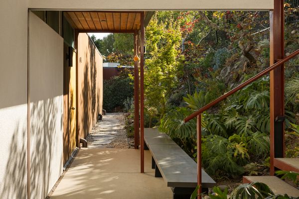 The house is the third in a series of steel-framed hillside residences by Ellwood. Steel columns, wood beams, and broad expanses of glass give the upper level its distinctly lightweight appearance.