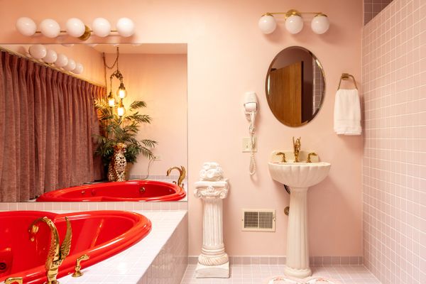 The Sweetheart Hideaway in St. Joseph, Michigan is all-in on kitsch, but towels from Quince keep things comfortable for guests and not too expensive for the Bienerts.