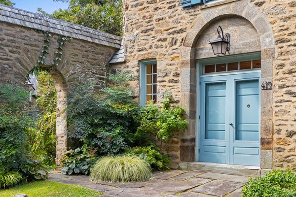 Constructed from Wissahickon schist, the house has a steep bellcast hipped slate roof, copper gutters and downspouts, and gable and eyebrow dormers. McGoodwin, who previously worked for architect Horace Trumbauer, included the residence in his 1942 monograph.