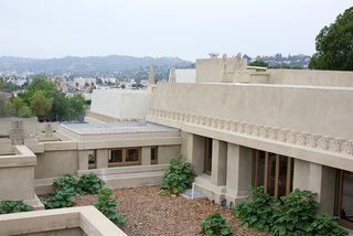 In an attempt to create a strong connection to nature, Wright incorporated outdoor sleeping porches on all five of the bays. 