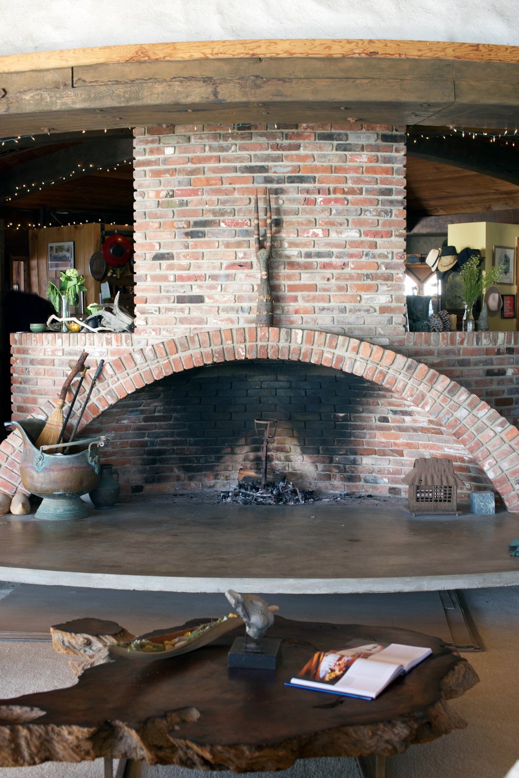 The kitchen is found on the other side of the fireplace. #harrygesner #sandcastle #iconichouses