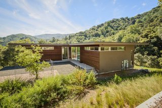 The exterior siding of the Moody Road House is made up of ipe wood and includes rain screen detailing. Atkinson worked with Santa Cruz-based landscape architect Joni L. Janecki to complete the nature-immersed plot.