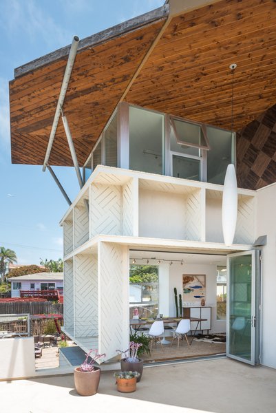 The renovation of an undeveloped beach cottage resulted in a three-story residence that hasn't lost its charm. The Building Workshop implemented a large amount of functional windows in strategic places in order to make the house feel connected to the outdoors.