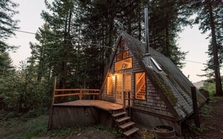  Surrounded by redwoods on a private road in Cazadero, this cabin is just north of San Francisco, close to the beautiful Sonoma Coast, and near wine country. <span style="color: rgb(204, 204, 204); font-size: 13px;">Photo by Airbnb</span>