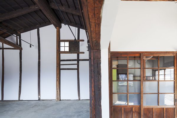 New wooden wainscoting, found in many traditional kura warehouses, was added to the interior.