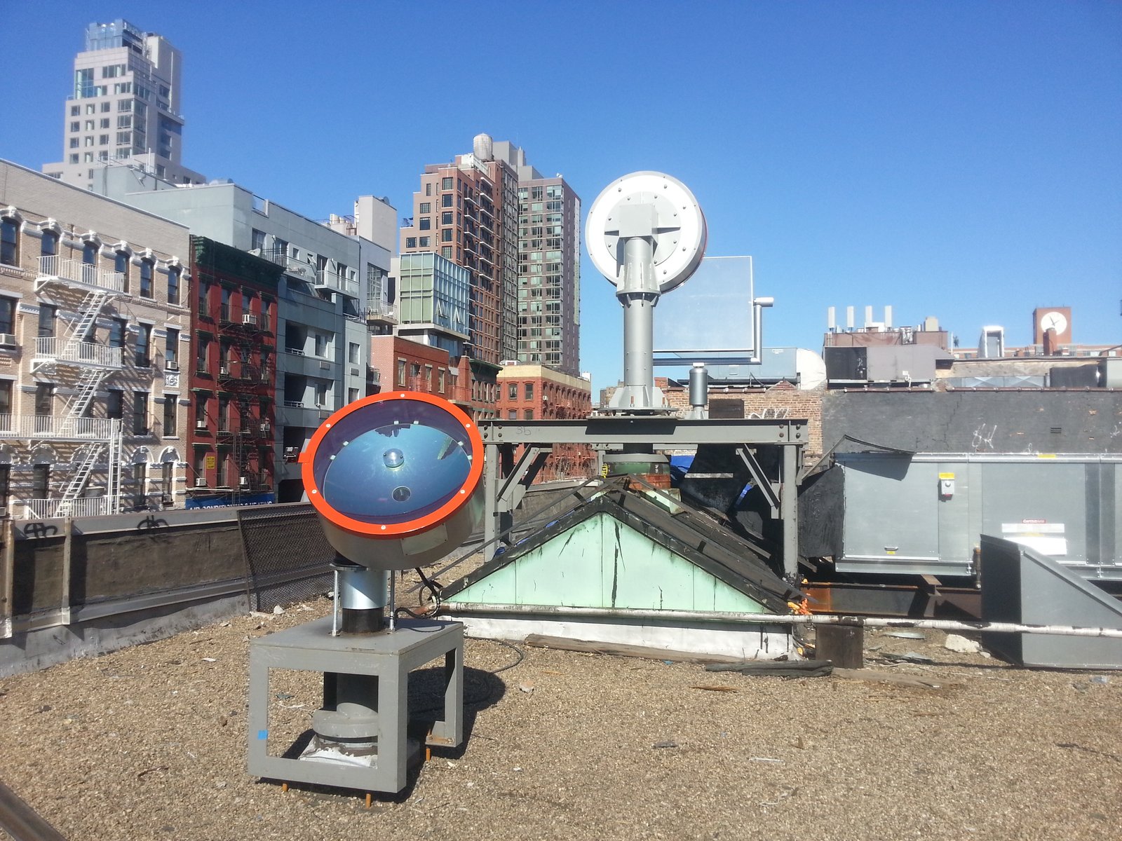 On the roof of the building, optical devices by Korean technology company Sunportal track the sun throughout the day.  