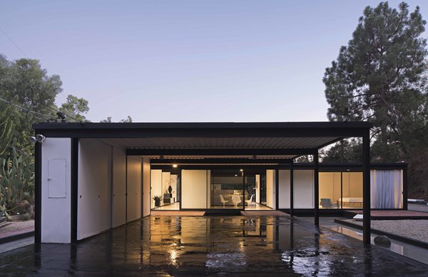 Lesser known but equally stunning is Pierre Koenig’s Bailey House, Case Study House #21. A simple one-story box with a flat roof, built mostly of steel and glass, Koenig achieved his goal of designing a home which was both affordable and beautiful. The Bailey House currently houses Seomi International Gallery which offers visits by appointment.