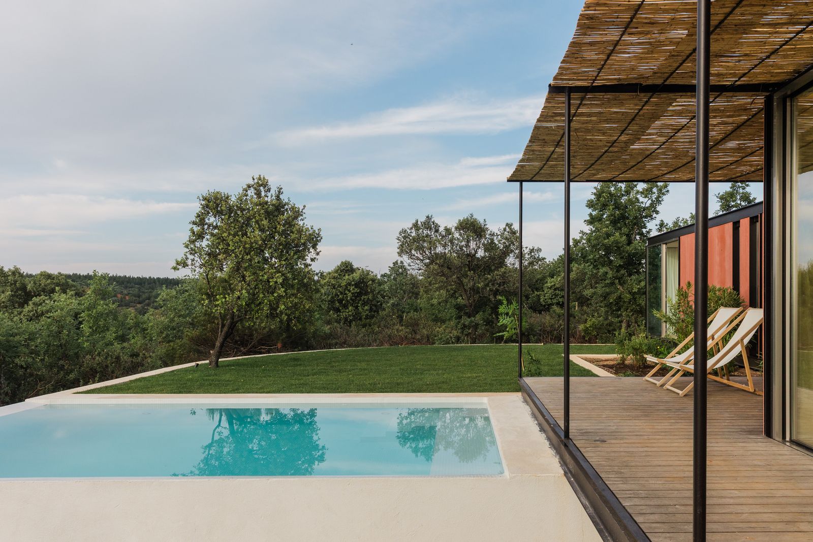 The property is surrounded by mature oaks and red-earth ravines, and de la Vega and Cano-Lasso wanted the home to reflect that. The structure was built in a factory and the walls were whitewashed on site.