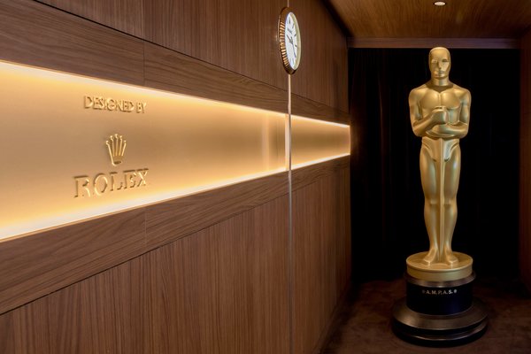 An oversize replica of an Oscar welcomes guests into the 2020 Oscars Greenroom.