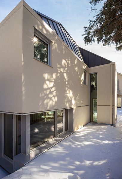 The unit is set two feet below grade to comply with city zoning codes, while allowing for a spacious second floor.