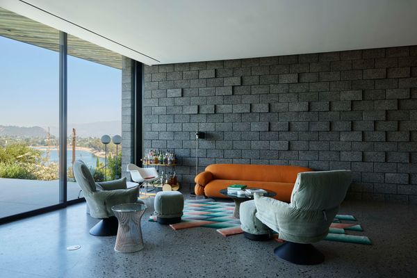 Yanai wrapped one wall of the living area in the same concrete masonry blocks by Angelus Block Co. that he specified for the exterior. Scott paired a rug by Patricia Urquiola for Nina Marquina with a Tacchini Sessan sofa and a 1970s Platner table.