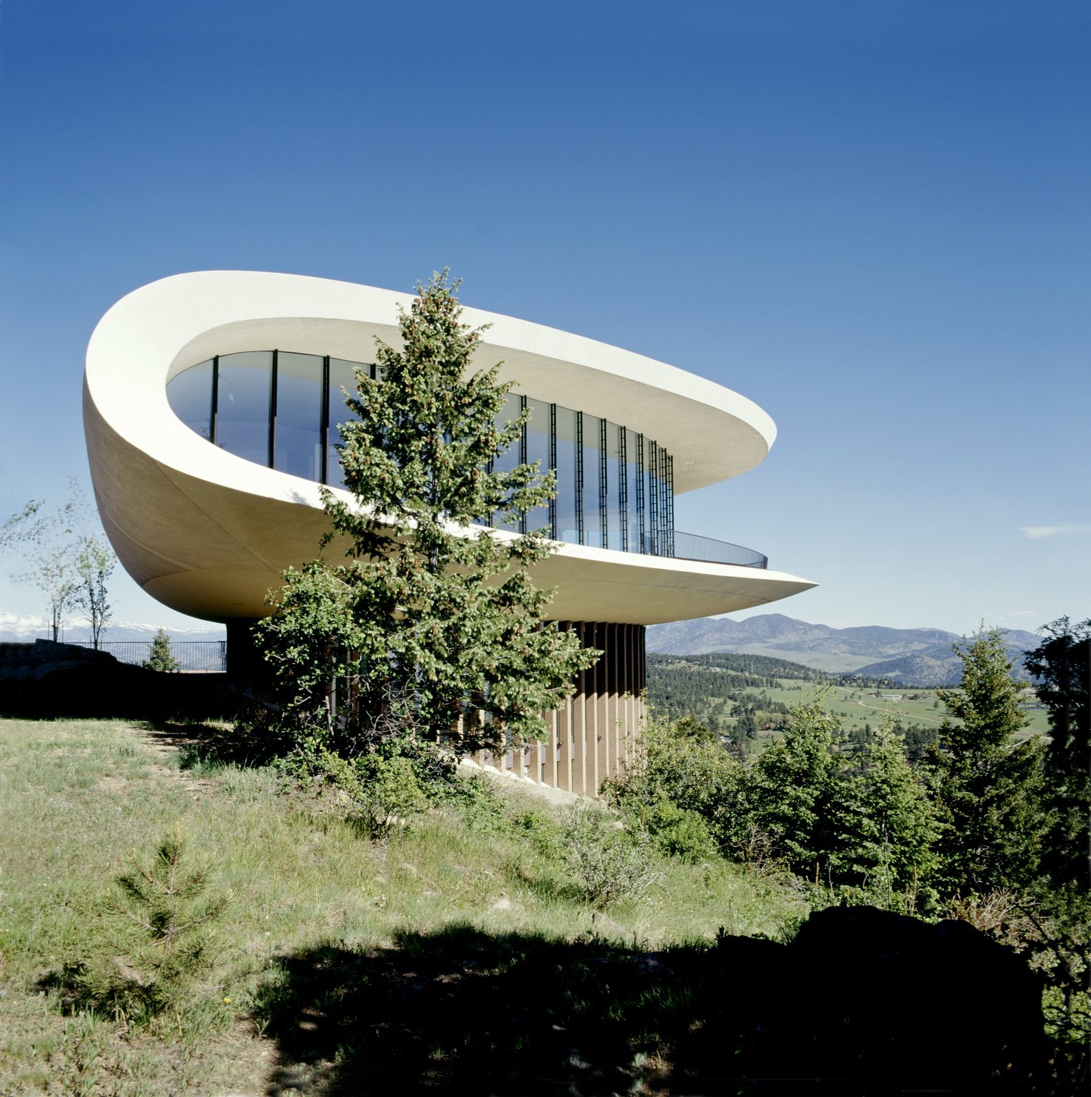 Photo 4 of 10 in A New Book Celebrates Modernism With Futuristic Homes ...