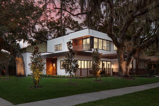 TThe first modern construction in historic Hyde Park, the forward-thinking residence unabashedly volunteers a fresh point of view in the architectural dialogue of the neighborhood.