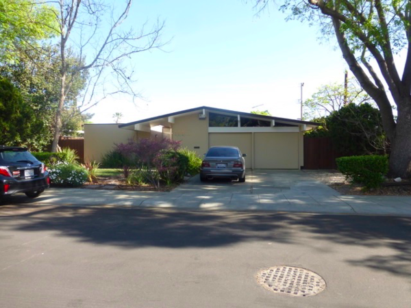 The home’s post-and-beam construction and pitched roof typify Eichler’s work.