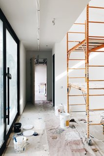 The enormous Series 980 Double Pivot Door, seen on the left, dramatically welcomes guests into the home. The first of its kind, the double pivot door exemplifies how Western Window Systems rose to the challenge of bringing the DBA team’s vision to life.