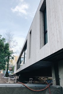 <span style="font-family: Theinhardt, -apple-system, BlinkMacSystemFont, "Segoe UI", Roboto, Oxygen-Sans, Ubuntu, Cantarell, "Helvetica Neue", sans-serif;">The DBA team utilized knotty cedar from Real Cedar in the home’s</span><span style="font-family: Theinhardt, -apple-system, BlinkMacSystemFont, "Segoe UI", Roboto, Oxygen-Sans, Ubuntu, Cantarell, "Helvetica Neue", sans-serif;"> exterior cladding. While knotty wood usually conjures thoughts of rustic, traditional dwellings, the unique color of the stain and joint-free vertical installation helped achieve a clean and modern look.</span>