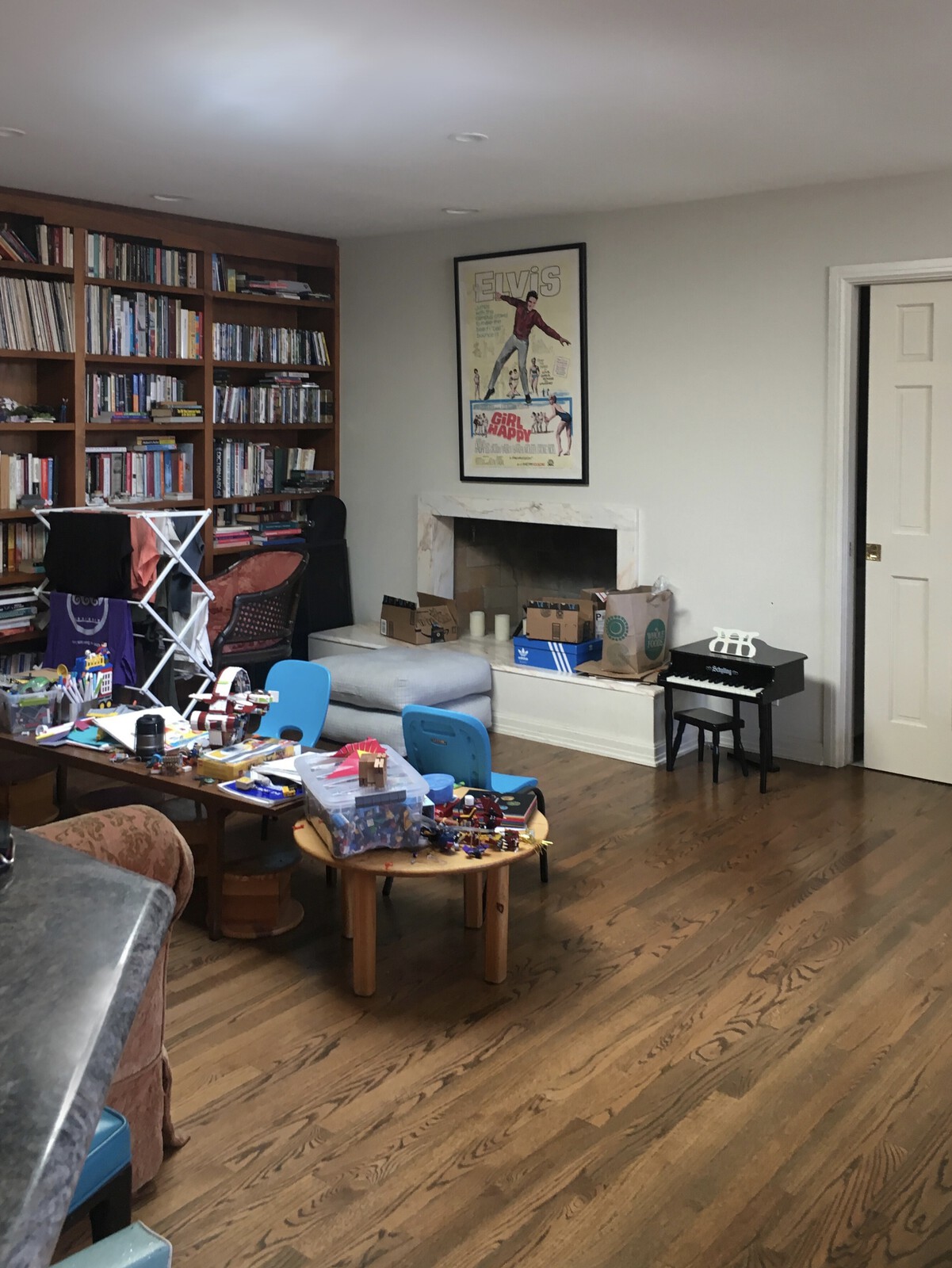 The original den remained in the same place, but now receives more light thanks to the indoor garden nearby. And the fireplace was enlarged to give it more presence.