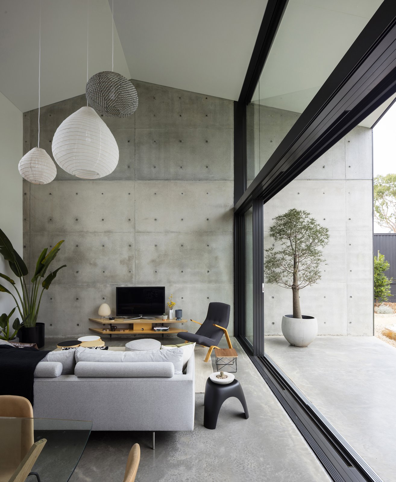 A volumetrically expansive double-height living area which serves as a generously proportioned ‘garden room’ capturing vast sky and landscape views