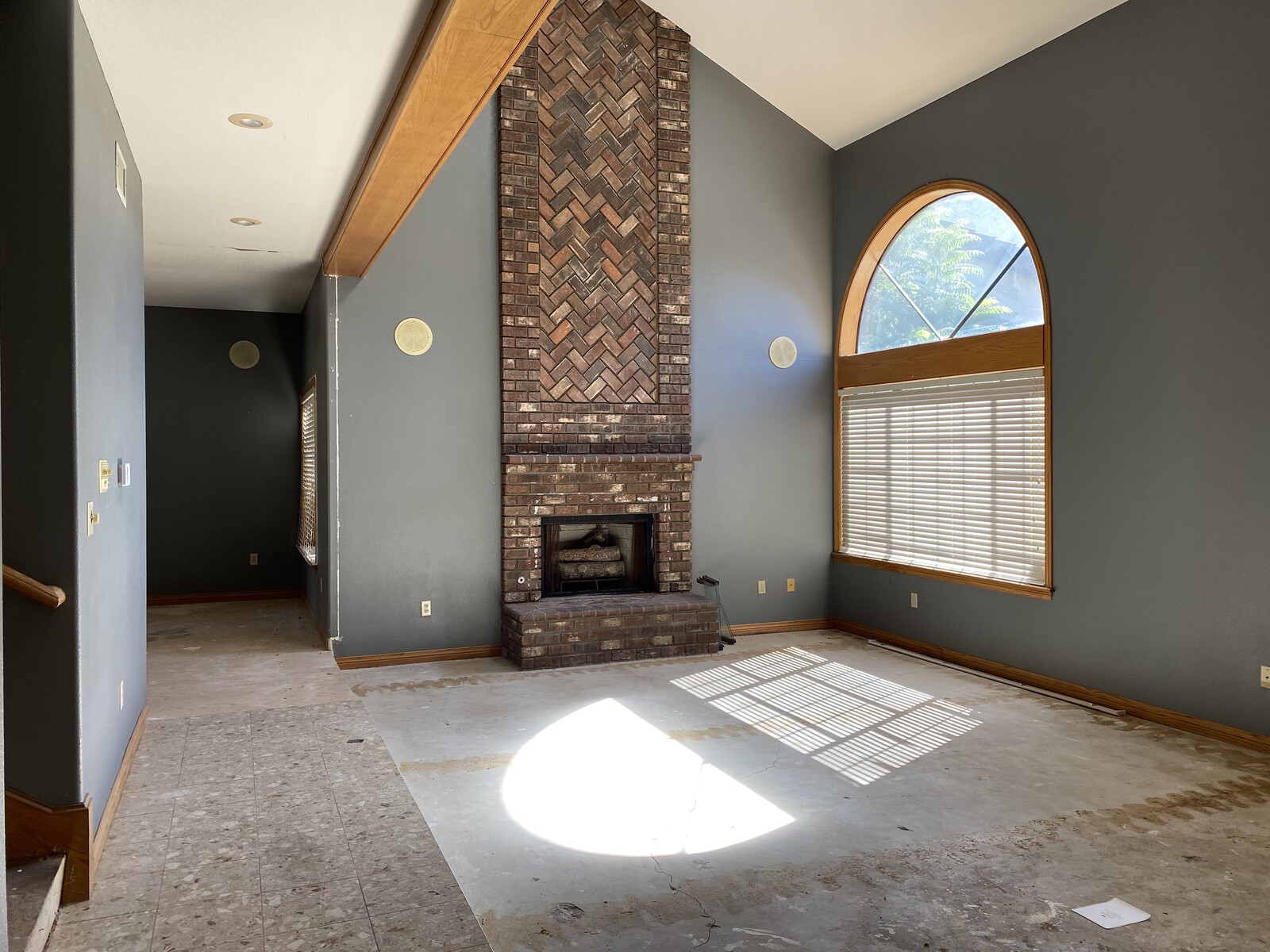 Susie Chang and Jason Lo, of CHLO Interiors, renovated a 1980s house for Sunita and Minesh Patel and their family. The living room of the existing house was sunken and featured grayish blue walls and blond wood trim.